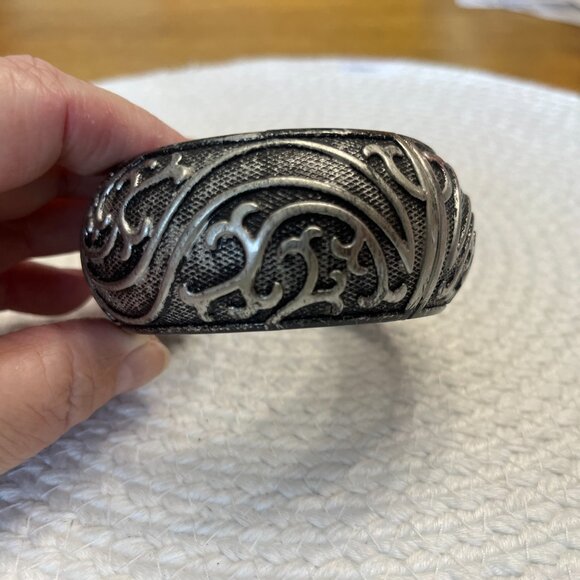 SILVER & BLACK Tone Interesting Plastic Bangle Hinged Bracelet (GUC) #963D - Picture 3 of 3